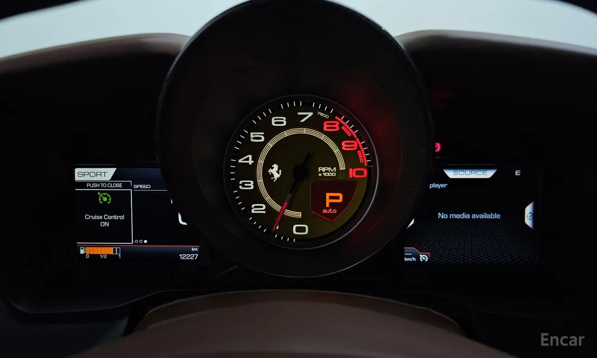 Фото 8 - Ferrari F8