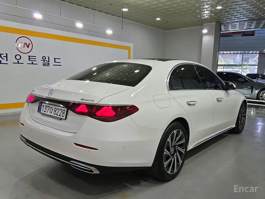 Фото 3 - Mercedes-Benz E-Class