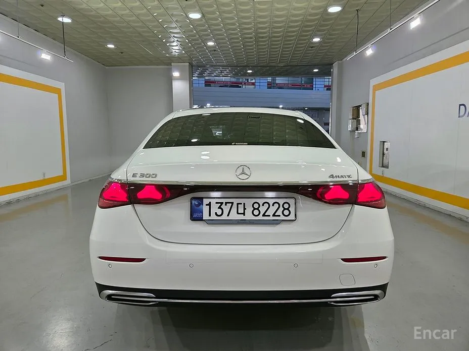 Фото 4 - Mercedes-Benz E-Class