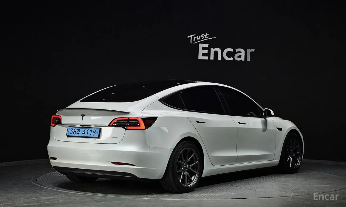 Фото 2 - Tesla Model 3