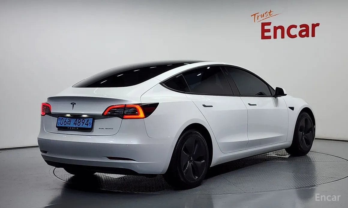 Фото 2 - Tesla Model 3