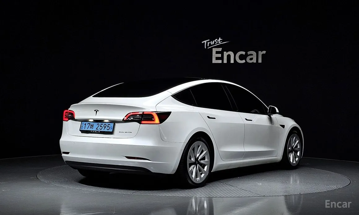 Фото 2 - Tesla Model 3