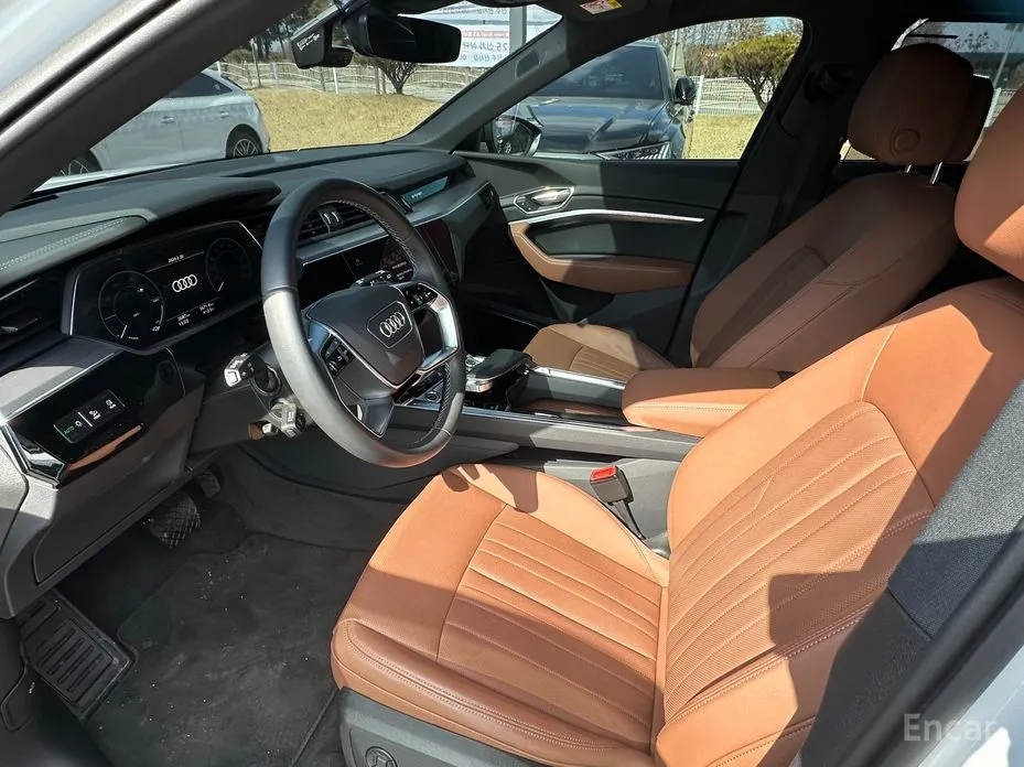 Фото 16 - Audi Q8 e-tron