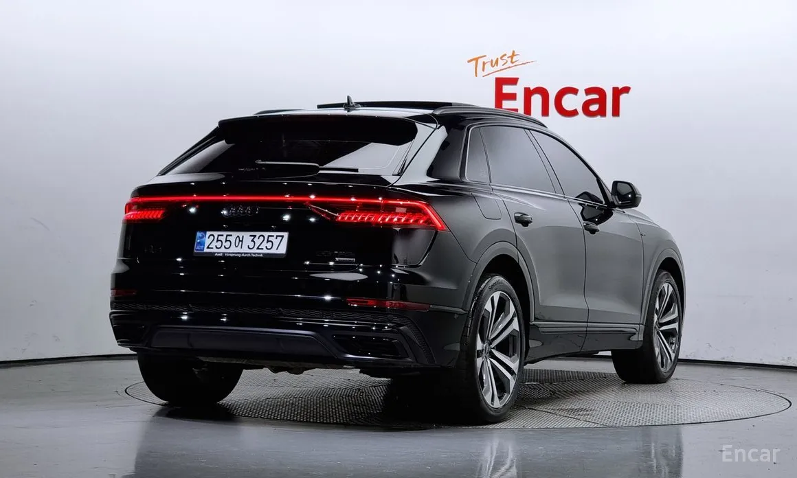 Фото 2 - Audi Q8