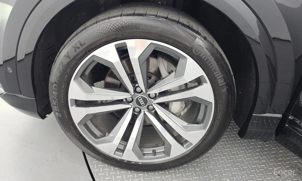 Фото 5 - Audi Q8