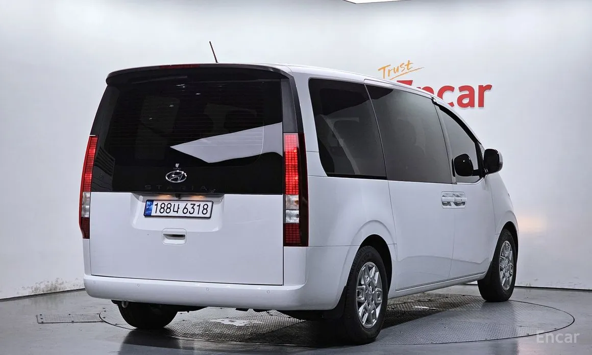 Фото 2 - Hyundai Staria