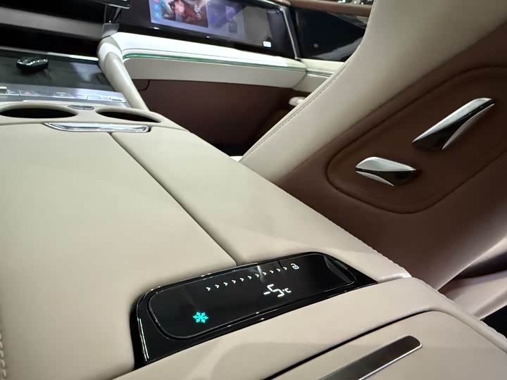 Фото 13 - BYD Xia