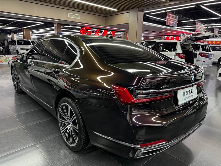 Фото 9 - BMW 7 Series