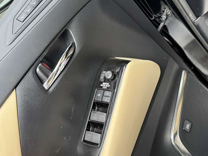 Фото 7 - Toyota Vellfire