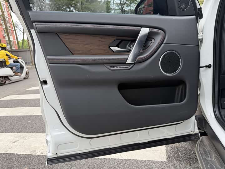 Фото 10 - Land Rover Discovery Sport Hybrid