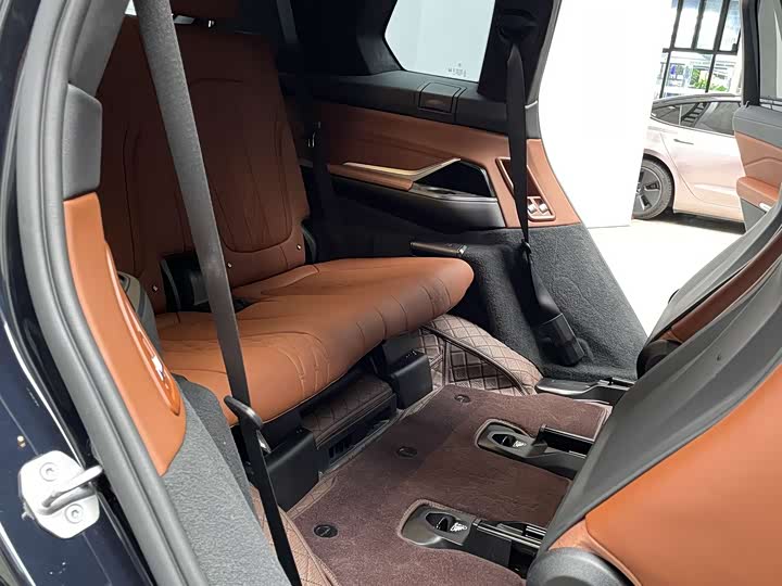 Фото 13 - BMW X7