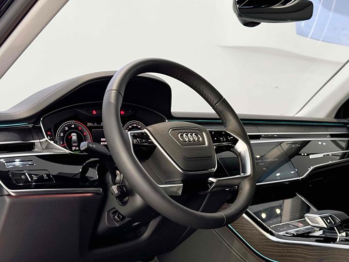 Фото 10 - Audi A8