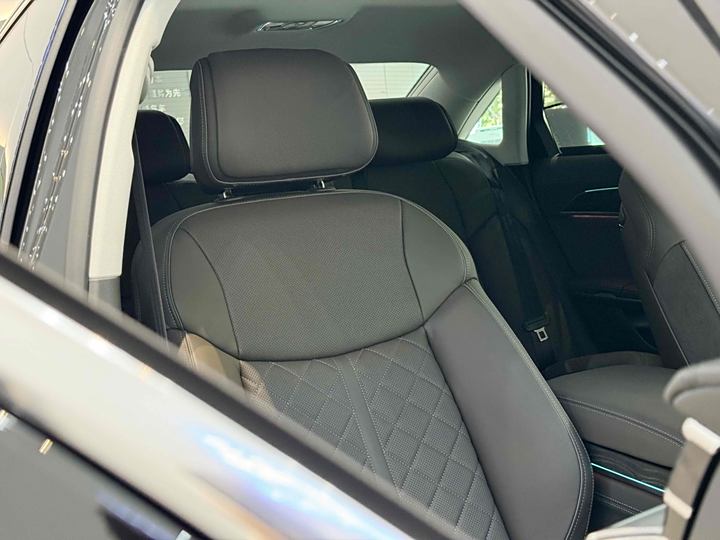 Фото 15 - Audi A8