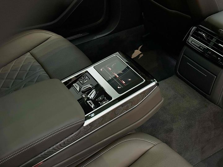 Фото 16 - Audi A8