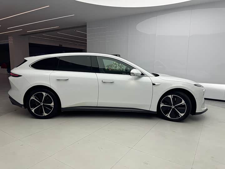 Фото 11 - Nio ET5T