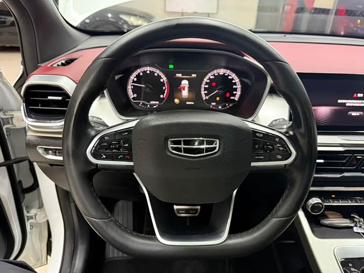 Фото 11 - Geely Coolray