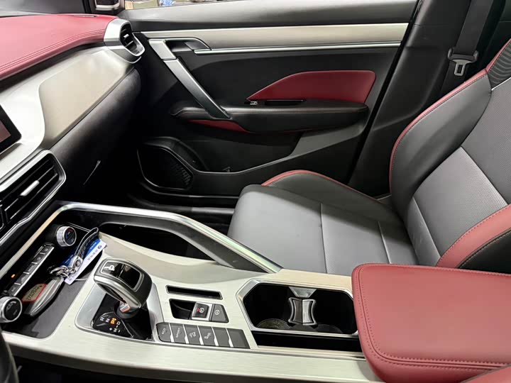 Фото 13 - Geely Coolray