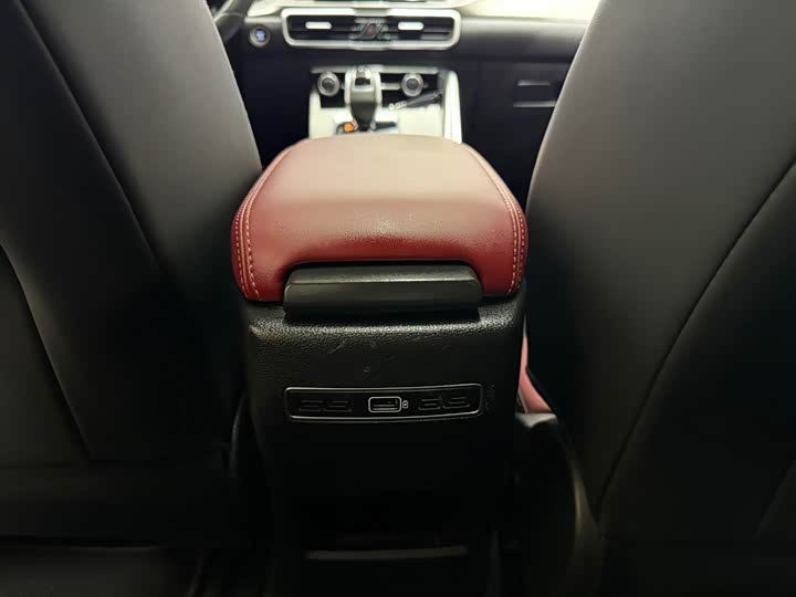 Фото 19 - Geely Coolray