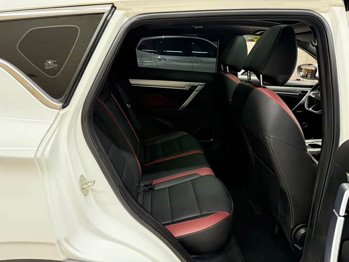 Фото 22 - Geely Coolray