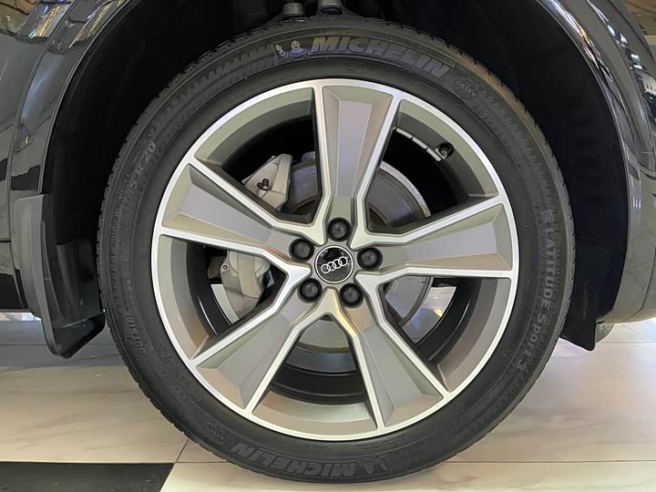 Фото 23 - Audi Q5L