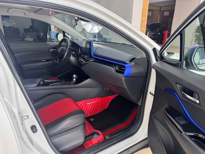 Фото 10 - Toyota C-HR