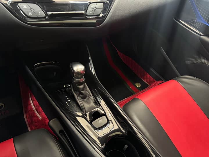 Фото 13 - Toyota C-HR