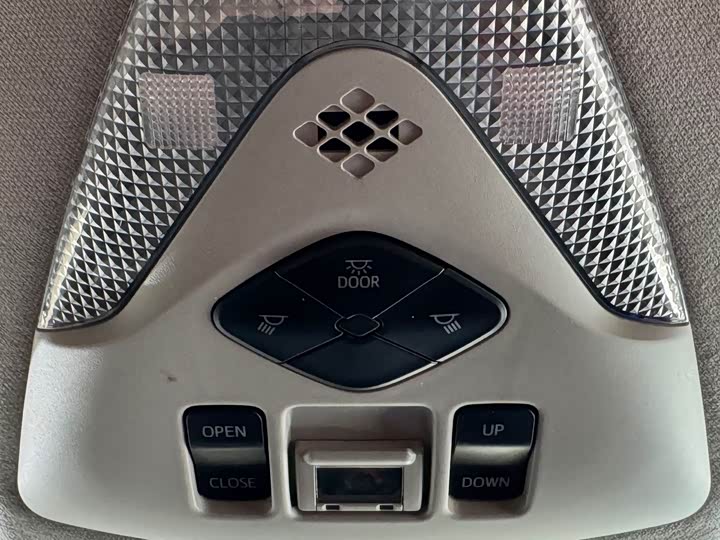 Фото 14 - Toyota C-HR