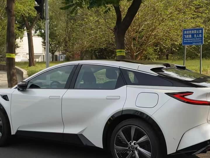 Фото 5 - Toyota bZ5