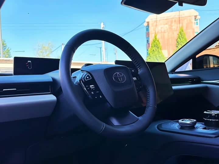 Фото 6 - Toyota bZ5