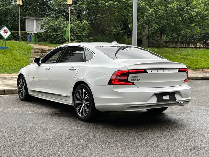 Фото 17 - Volvo S90 Hybrid