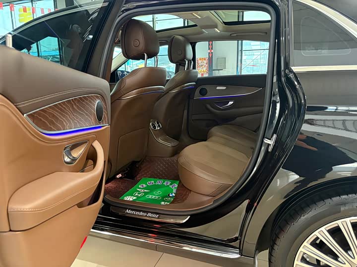 Фото 12 - Mercedes-Benz E-Class