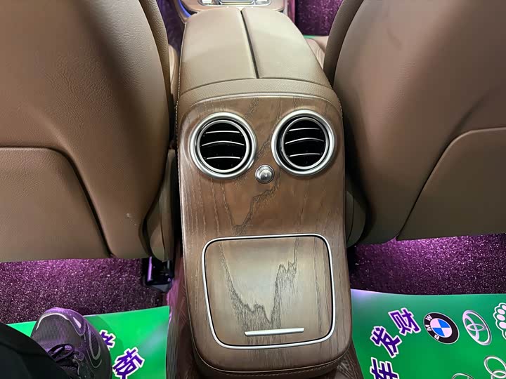 Фото 13 - Mercedes-Benz E-Class