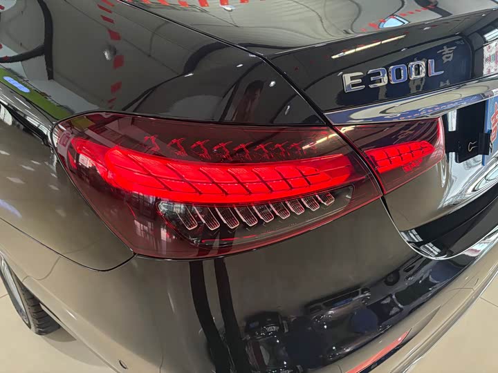 Фото 15 - Mercedes-Benz E-Class