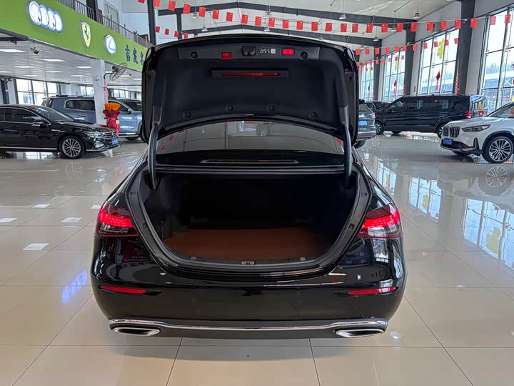 Фото 16 - Mercedes-Benz E-Class