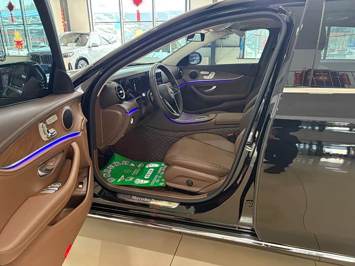 Фото 4 - Mercedes-Benz E-Class