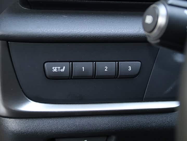 Фото 9 - Lexus RZ