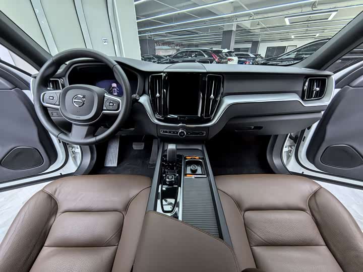 Фото 10 - Volvo XC60