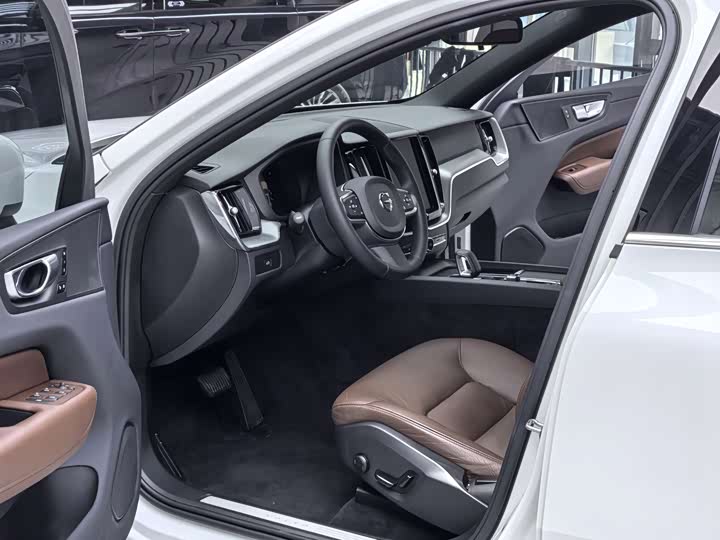 Фото 4 - Volvo XC60