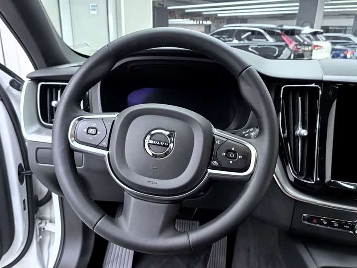 Фото 8 - Volvo XC60