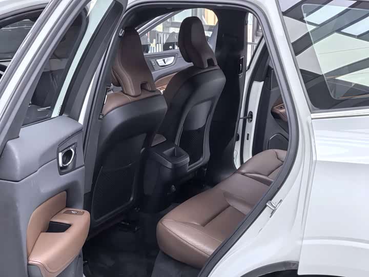 Фото 9 - Volvo XC60