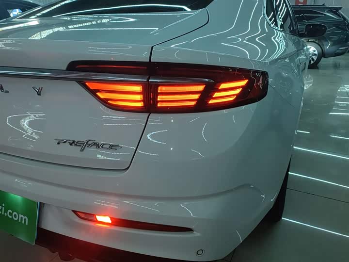 Фото 8 - Geely Preface