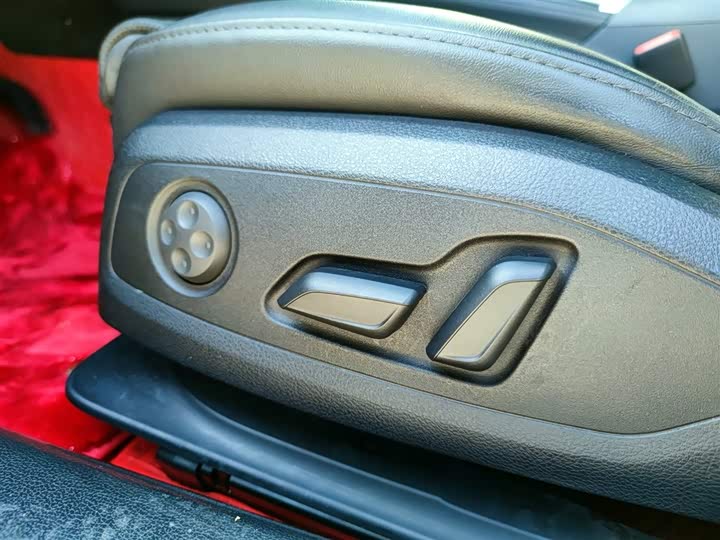 Фото 15 - Audi A4L