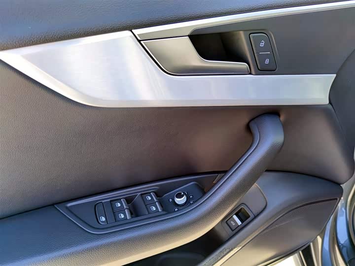 Фото 16 - Audi A4L