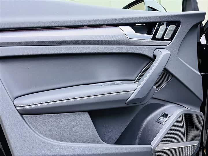 Фото 11 - Audi Q5L