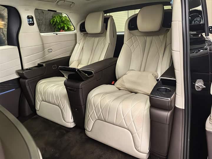 Фото 10 - Denza D9