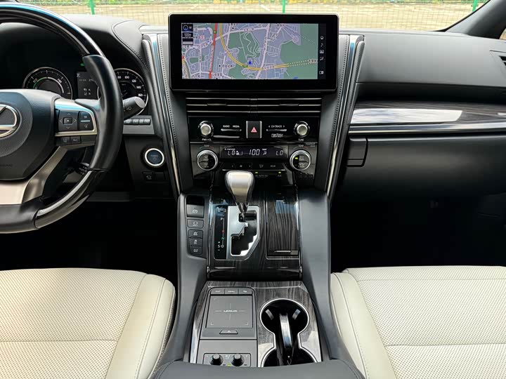 Фото 10 - Lexus LM