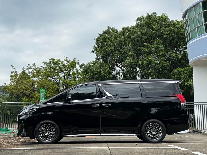 Фото 18 - Lexus LM