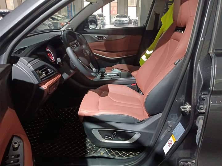 Фото 14 - Changan CS75