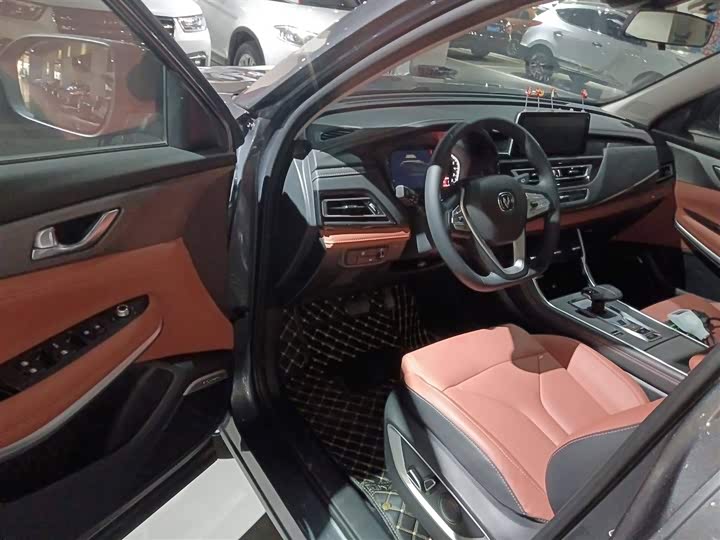 Фото 15 - Changan CS75