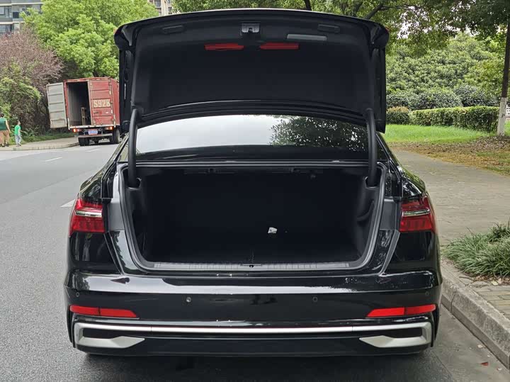 Фото 16 - Audi A6L